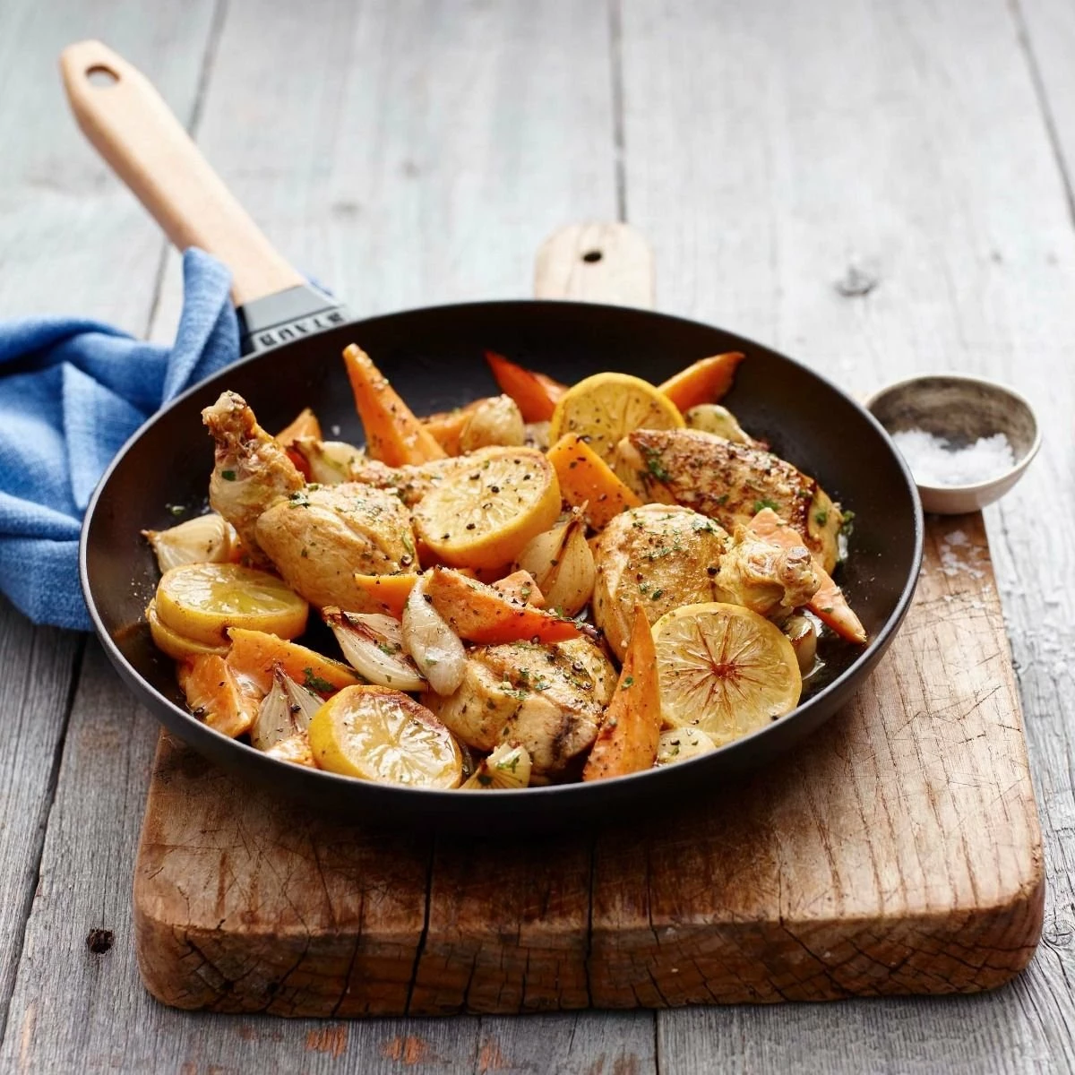 Staub 11" Fry Pan With Wooden Handle | Matte Black - Image 4