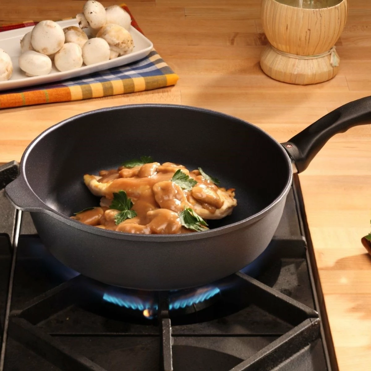 Swiss Diamond | HD Sauté Pan With Lid - 10.25" (3.8 Qt.) 5 Swiss Diamond | HD Sauté Pan With Lid - 10.25" (3.8 Qt.) - Image 5