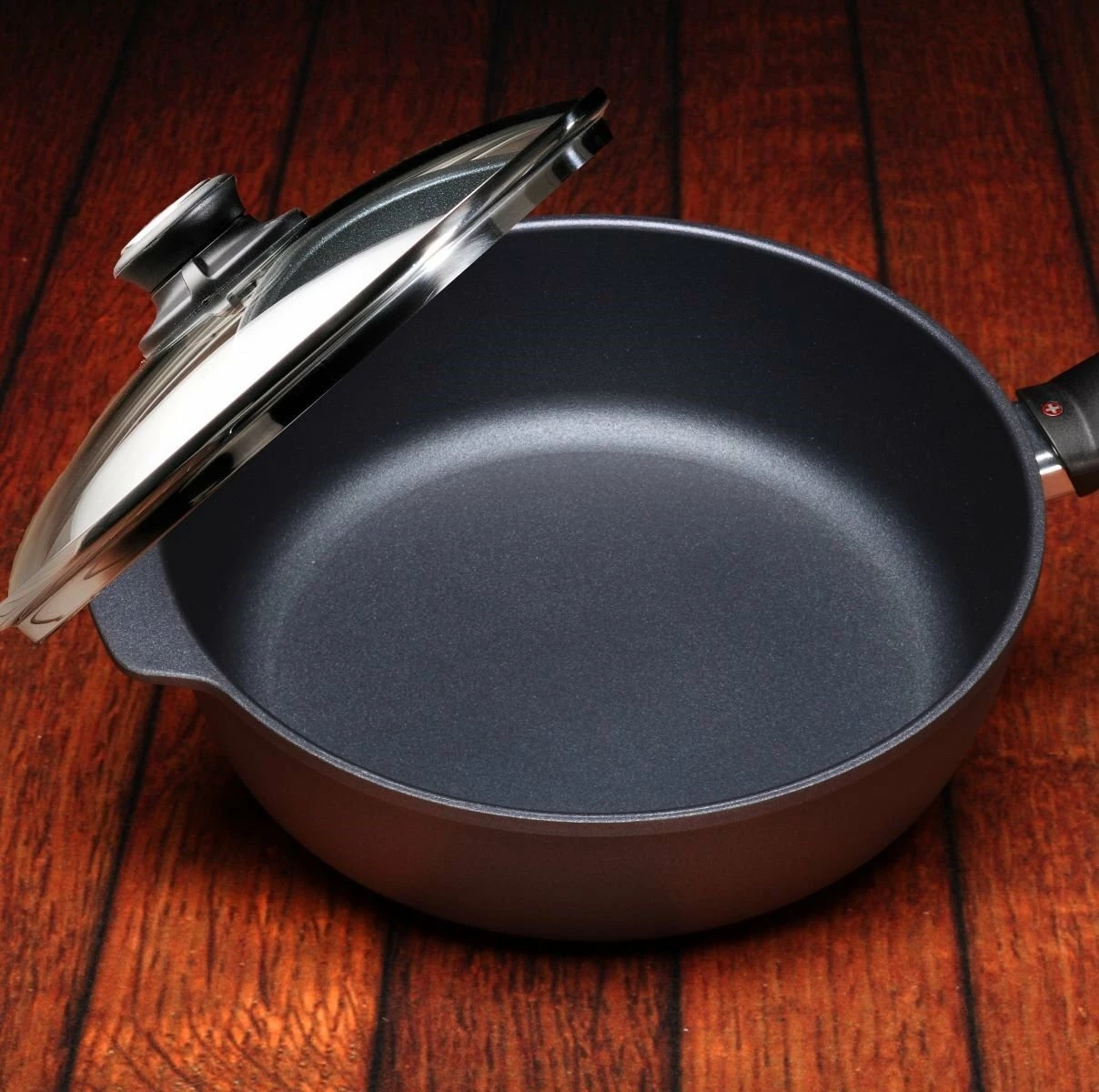 Swiss Diamond | HD Sauté Pan With Lid - 10.25" (3.8 Qt.) 4 Swiss Diamond | HD Sauté Pan With Lid - 10.25" (3.8 Qt.) - Image 4