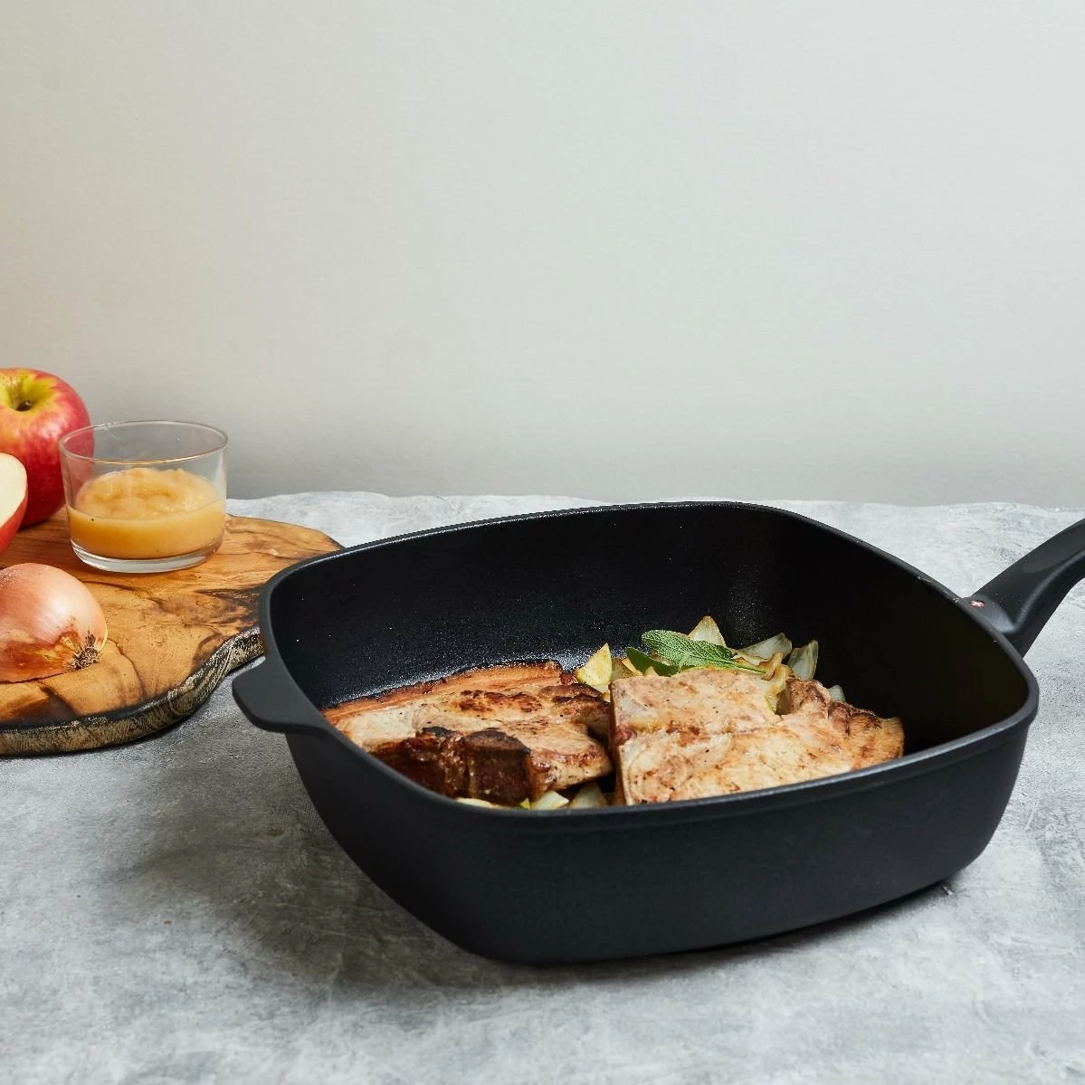 Swiss Diamond | HD Square Sauté Pan With Lid - 11" X 11" (5.3 Qt.) 4 Swiss Diamond | HD Square Sauté Pan With Lid - 11" X 11" (5.3 Qt.) - Image 4